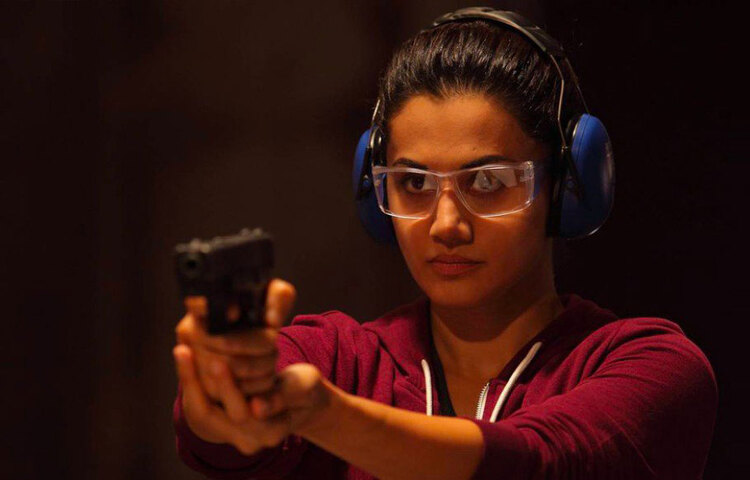 বছর কয়েক আগে ‘নাম শাবানা’ ছবি মুক্তির সময়ে কঙ্গনার উদ্দেশে তাপসী একবার বলেছিলেন, ‘কাজ না পেলে সব সময় স্বজনপোষণকে দায়ী করা ঠিক নয়।’ সেই কথাই টেনে এনে কঙ্গনার বক্তব্য, তা হলে এখন সরব কেন তাপসী?