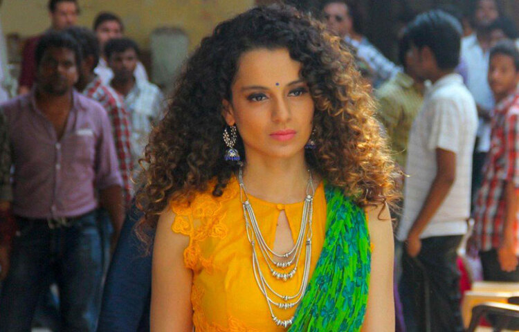 ‘তনু ওয়েডস মনু’-র সাফল্যের অন্যতম উপাদান কঙ্গনা ও স্বরা ভাস্করের অনস্ক্রিন বন্ধুত্ব। বাস্তবে ছবিটা সম্পূর্ণ অন্যরকম। দুই অভিনেত্রীর ভার্চুয়াল ক্যাট ফাইট এখন শিরোনামে। কিছুদিন আগেই আমির খানের একটি সাক্ষাৎকার টুইট করেন কঙ্গনা। সাক্ষাৎকার প্রসঙ্গে কঙ্গনার দাবি ছিল,‘পিকে’ অভিনেতার স্ত্রী হিন্দু হওয়া সত্ত্বেও তার সন্তানদের ইসলাম ধর্ম অনুসরণ করার শিক্ষা দিয়েছেন। শেষ পর্যন্ত দেখা যায় সাক্ষাৎকারটি ফেক।