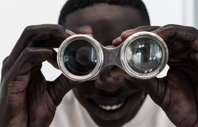 চিনতে পারছেন এই ব্যক্তিকে? কখনও ঘরের ভিতর, কখনও বাড়ির রান্নাঘরে, কখনও বা ডাইনিং রুমে মজার ভিডিও বানিয়ে সকলের মুখে হাসি ফুটিয়ে চলেছেন বিখ্যাত টিকটকার খাবি লেম। ছবি: সংগৃহীত