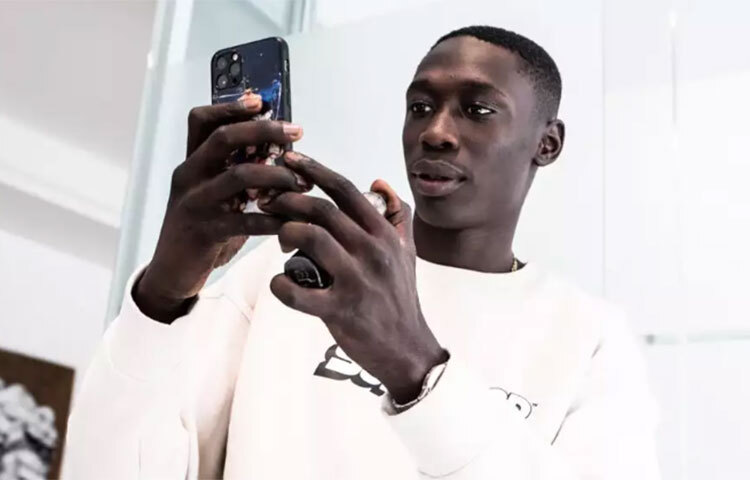 একবছর বয়সেই সেনেগাল থেকে পরিবারসহ ইতালিতে চলে আসেন তিনি। ছোট থেকে ডিসলেক্সিয়া রোগে আক্রান্ত খাবি। স্কুল-কলেজের পড়াশোনা শেষ করতে পারেননি। ছবি: সংগৃহীত