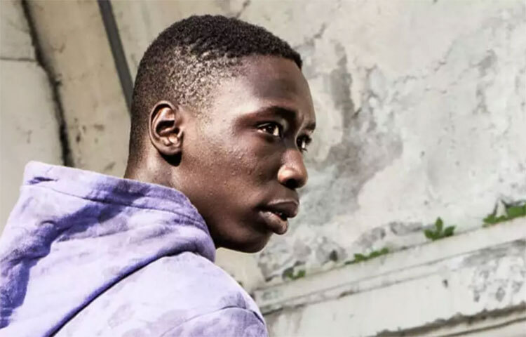 কখনো কারখানায়, কখনো হোটেলের কর্মী হিসেবে কাজ করতেন। মাসিক বেতন হাজার ডলারের বেশি ছিল না কখনোই। তবে ২০২০ সালে তাকে চাকরি থেকে বের করে দেওয়া হয়। ছবি: সংগৃহীত