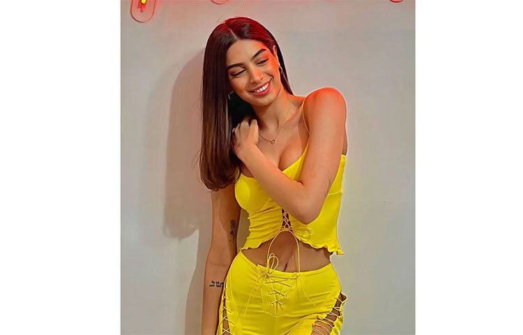 শ্রীদেবীর বড় মেয়ে জাহ্নবী কাপুর বলিউডে পা রেখেছেন অনেক দিন আগেই। ফ্যাশনে ও গ্ল্যামারে যেন তাকেও এবার হার মানিয়ে দিয়েছেন ছোট মেয়ে খুশি কাপুর। এভাবেই আবেদনমীয় রূপে ধরা দিয়েছেন খুশি কাপুর। ছবি: সংগৃহীত