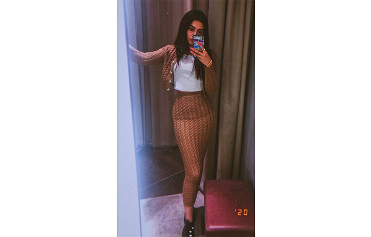 সেলফি তুলছেন খুশি। ছবি: সংগৃহীত