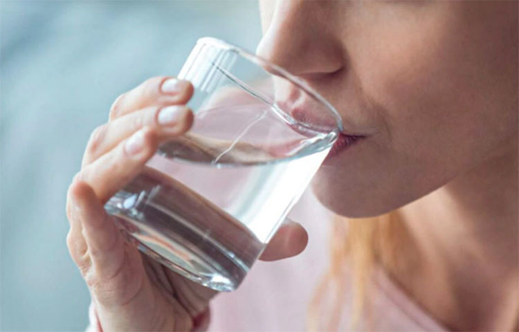 প্রতিদিন অবশ্যই অন্তত ৭-৮ গ্লাস (২-৩ লিটার) পানি খাওয়া দরকার।