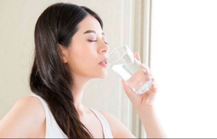 পর্যাপ্ত পানি পান করুন: দিনে প্রায় ৭-৮ গ্লাস (২.৫ লিটার থেকে ৩ লিটার) পানি পানের অভ্যাস গড়ে তুলুন। আমাদের শরীরের প্রায় ৭০ শতাংশই হলো পানি। এই পানিই শরীরের টক্সিন লিভারের মাধ্যমে ছেঁকে বের করতে সাহায্য করে। যখনই শরীরে পানির অভাব হবে, তখন লিভারে ও শরীরে টক্সিন জমতে থাকে যা শরীরের অন্যান্য অঙ্গপ্রত্যঙ্গেরও ক্ষতি করে। তাই লিভারের সুস্থতায় পর্যাপ্ত পানি পান করার অভ্যাস গড়ে তুলুন।