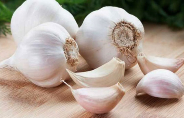 রসুন: রসুনে রয়েছে সালফারের উপাদান যা লিভারের এঞ্জাইমের কার্যকারীতা বৃদ্ধিতে সাহায্য করে। এ ছাড়াও রসুনে রয়েছে অ্যালিসিন ও সেলেনিয়াম যা লিভার পরিষ্কারের পাশাপাশি লিভারের সুস্থতা নিশ্চিত করে। তাই প্রতিদিন অন্তত এক কোয়া রসুন খাওয়ার অভ্যাস গড়ে তুলুন। কাঁচা রসুন খেতে পারলেও ভালো ফলাফল পাওয়া যাবে।