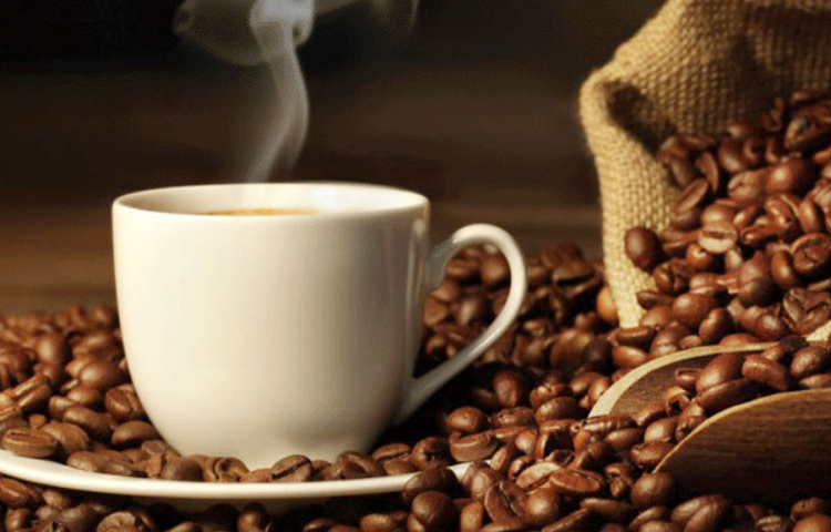 কফি, চা বা সোডা অতিরিক্ত পরিমাণে খেলে কিডনিতে মাত্রাতিরিক্ত চাপ পড়ে। সে ক্ষেত্রে ইউরিনে ক্যালসিয়ামের পরিমাণ বেড়ে গিয়ে কিডনি স্টোনের ঝুঁকি বেড়ে যেতে পারে।