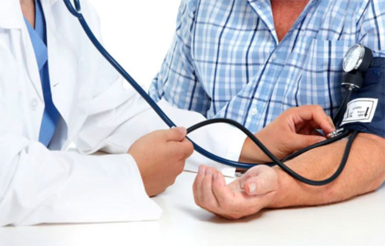 আপনার বয়স চল্লিশ বছরের বেশি হয়ে গেলে নিয়মিত বছরে অন্তত একবার ডায়বেটিস ও ব্লাড প্রেশার পরীক্ষা করান। ডায়বেটিস বা ব্লাড প্রেশার থাকলে তা নিয়ম মেনে নিয়ন্ত্রনে রাখুন।