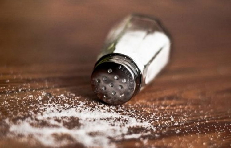 শরীরে ফ্লুইডের সঠির মাত্রা ধরে রাখতে ডায়েটে সোডিয়াম থাকা প্রয়োজন। তবে খাবারে অতিরিক্ত মাত্রায় নুন খাওয়া কিডনি স্টোনের ঝুঁকি বাড়িয়ে দিতে পারে।