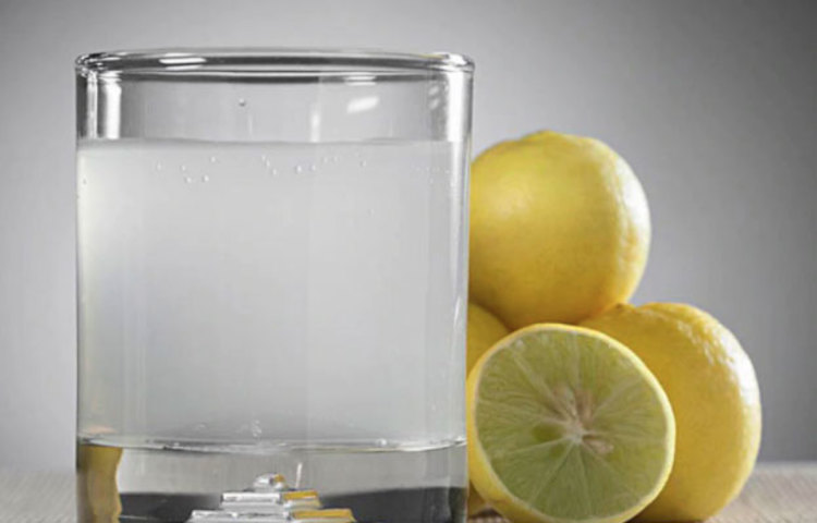 লেবু আর গরম পানি: বিশেষজ্ঞদের মতে, অন্যান্য খাবারের তুলনায় গরম পানিতে পাতিলেবুর রস মিশিয়ে খেতে পারলে তা যকৃৎ বা লিভারে অনেক বেশি এনজাইম উৎপাদনে সাহায্য করে। এ ছাড়াও ভিটামিন-সি ‘গøটেথিয়ন’ নামে যে এনজাইম উৎপন্ন করে, তা লিভারের ক্ষতিকর টক্সিন দূর করে লিভার সুস্থ রাখতে সাহায্য করে। তাই অন্যান্য পানীয়র তুলনায় সকালে ঘুম থেকে উঠে এক গ্লাস গরম পনিতে সামান্য পাতিলেবুর রস মিশিয়ে পান করুন। এতে লিভার সুস্থ থাকবে, বাড়বে তার কর্মক্ষমতাও।