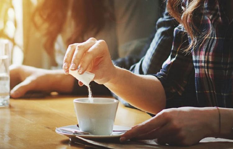 চিনি খেলে ওজন বেড়ে যেতে পারে, এই ভয়ে অনেকেই ক্যালরি কমাতে খাবারের সঙ্গে কৃত্রিম চিনি খান। একই কারণে অনেকেই ডায়েট সোডাও খান। এতে কিডনি স্টোনের আশঙ্কা অনেকটাই বেড়ে যায়।