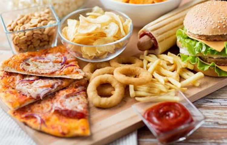 সয়া রাইস, চিপ্স বা যে কোনো প্রসেসড খাবার অতিরিক্ত পরিমাণে খেলে কিডনি ও লিভারের কার্যকারিতা কমে যায়। ফলে কিডনি স্টোনের আশঙ্কা বেড়ে যায়।