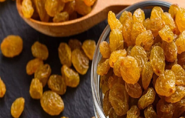 চিকিৎসকরাও অনেক সময় বেশ কিছু ঘরোয়া পানীয় পানের কথা বলেন। তেমনই এক কার্যকর একটি পানীয় কিশমিশ ভেজানো পানি। কিশমিশে থাকা কার্বোহাইড্রেট শরীরে অতিরিক্ত শক্তির জোগান দেয়। রক্তাল্পতার সমস্যা দূর করতেও এই পানি খুবই কার্যকর। মেয়েরা রক্তাল্পতাজনিত সমস্যায় বেশি ভোগেন বলে এই পানীয় তাদের জন্য খুবই উপকারী। ছবি: সংগৃহীত