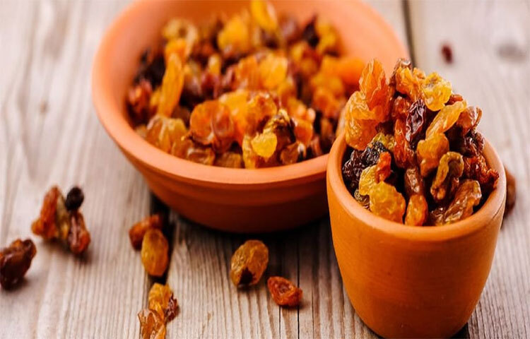 খালি পেটে শরীরচর্চা করা মোটেই ভালো নয়। ব্যায়ামের আগে কিশমিশ খেলে শরীরে দ্রুত শক্তির সঞ্চার হয়। কিসমিস ভেজোনো পানি পানেও আপনি শরীরচর্চা করার জন্য প্রয়োজনীয় শক্তি পাবেন। ছবি: সংগৃহীত