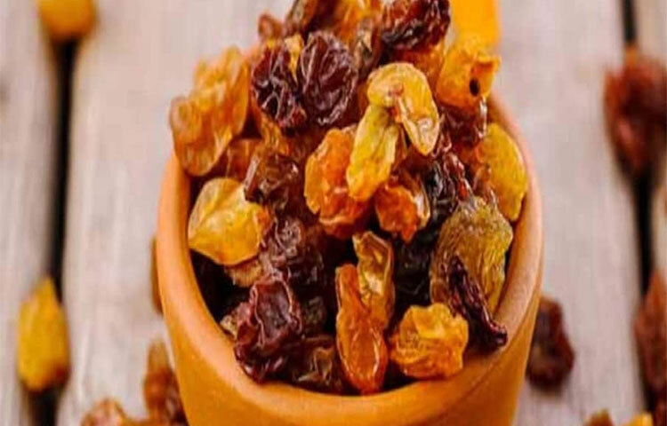 ১০০ গ্রাম কিশমিশ ভালো করে ধুয়ে এক গ্লাস পানিতে সারা রাত ভিজিয়ে রাখুন। সকালে এই পানি ছেঁকে খালি পেটে খেয়ে নিন। ভালো ফল পেতে ছাঁকা পানি খানিক গরম করেও খেতে পারেন। ছবি: সংগৃহীত