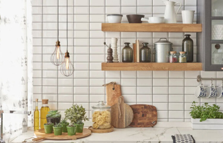 বাড়ির পরিবেশ সুন্দর রাখার জন্য সবার আগে রান্নাঘর পরিষ্কারের দিকে নজর দিতে হবে। তা না হলে নানা রকমের রোগ-ব্যাধি ছড়া পারে।