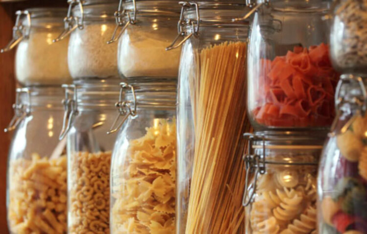 রান্নাঘরের ব্যবহৃত বিভিন্ন জিনিসপত্র যেমন বিভিন্ন মসলার কৌটো, আনুষঙ্গিক সামগ্রী সপ্তাহে অন্তত একদিন পরিষ্কার করুন।