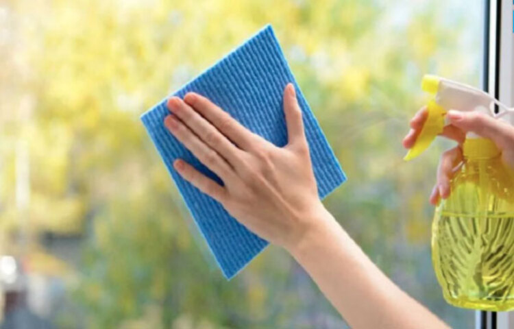 রান্নাঘরের জানালার গ্রিলে অনেক সময় তেল ও ঝুল আটকায়। তাই কিছুদিন পরপর সাবান পানি ভিজিয়ে স্পঞ্জ বা কাপড় দিয়ে রান্নাঘরের জানালার গ্রিল পরিষ্কার করে নিন।