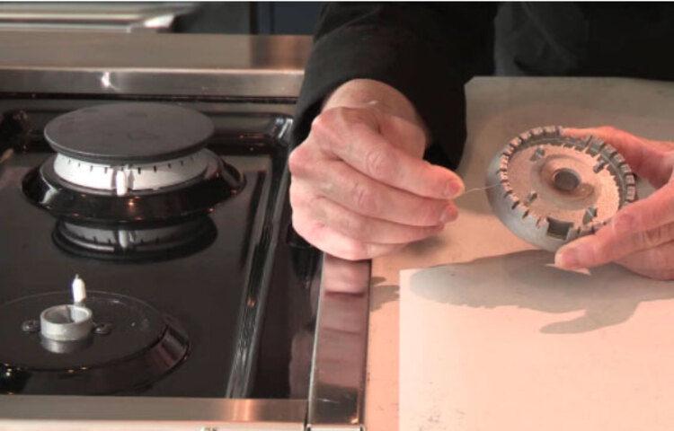 গ্যাসের ওভেনের ভিতর ময়লা জমলে ওভেনের আগুনের শিখা লালাভ হয়। ফলে, রান্নাঘরে তেলচিটচিটে ভাব হওয়ার বেশি সম্ভবনা থাকে। তাই রান্নাঘরের ওভেন পরিষ্কার রাখুন।