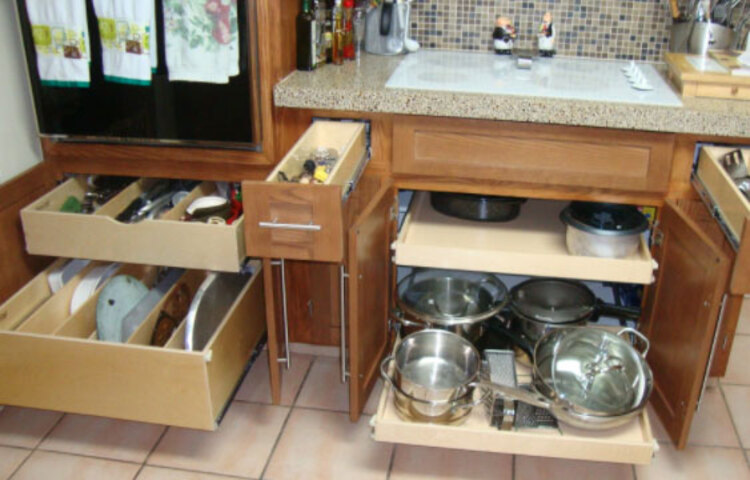 রান্নাঘর থাকা বাড়তি জিনিস সরিয়ে রান্নাঘরের প্রয়োজনীয় জিনিসপত্র আলাদা প্যাকেটে রেখে দিন।