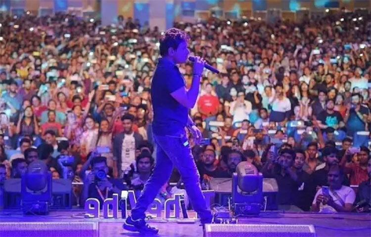 মঙ্গলবার কলকাতার নজরুল মঞ্চে এক অনুষ্ঠানের শেষে মৃত্যু হয়েছে গায়ক কৃষ্ণকুমার কুন্নথের। তিনি কেকে নামে সংগীত জগতে তুমুল জনপ্রিয়তা লাভ করেছিলেন। তার মৃত্যুর পর পুরনো একটি সাক্ষাৎকার প্রকাশ্যে এসেছে। যেখানে কেকে তার শখের কথা জানিয়েছিলেন। ছবি: সংগৃহীত