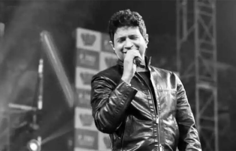 কেকের কাছে বেশ কয়েকটি বিলাসবহুল গাড়ি ছিল। ছবি: সংগৃহীত