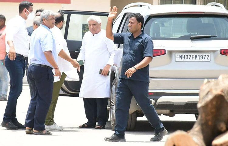 জাভেদ আখতারকেও দেখা যায় কেকের শেষযাত্রায়। ছবি: সংগৃহীত