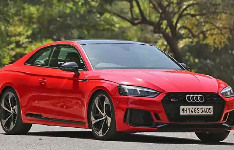 চলতি বছরের জানুয়ারিতেই স্ম্যাশিং মেটালিক রেড পেন্ট অডি আরএস ৫ গাড়ি কিনেছিলেন কেকে। ইনস্টাগ্রামে সেই ছবি শেয়ারও করেছিলেন তিনি। অডি আরএস ৫-এর এক্স শোরুম দাম এক কোটি চার লাখ রুপি। ০-১০০ কিলোমিটার গতিতে পৌঁছতে মাত্র ৩.৯ সেকেন্ড লাগে এই গাড়ির। ছবি: সংগৃহীত