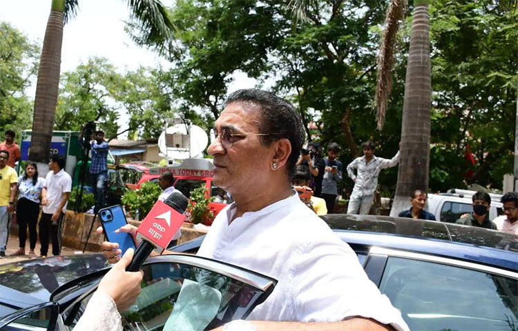 বন্ধুর শেষযাত্রায় পাশে ছিলেন অভিজিৎ। ছবি: সংগৃহীত