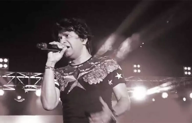 কেকের সংগ্রহে যে জিপ চেরোকি গাড়িটি ছিল তার দাম ৭৫ লাখ রুপি (এক্স শোরুম)। মার্ডিডিজ বেন্জ এ ক্লাসিক গাড়ির দাম প্রায় ৪ কোটি রুপি। কিন্তু সংস্থা এই গাড়ির উৎপাদন বন্ধ করে দেয় ২০১৯ সালে। ছবি: সংগৃহীত