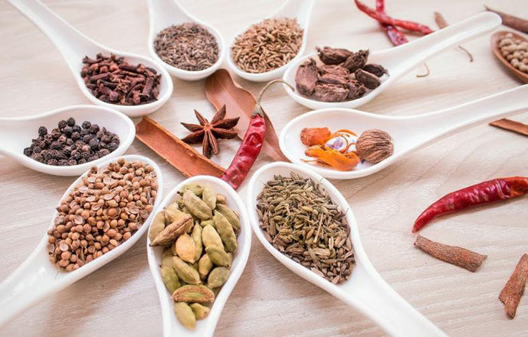 ফল: কমলালেবু, পেঁপে, আঙুর, আম, কিউই, আনার, তরমুজ, বেরি, জলপাই, আনারস ইত্যাদি।