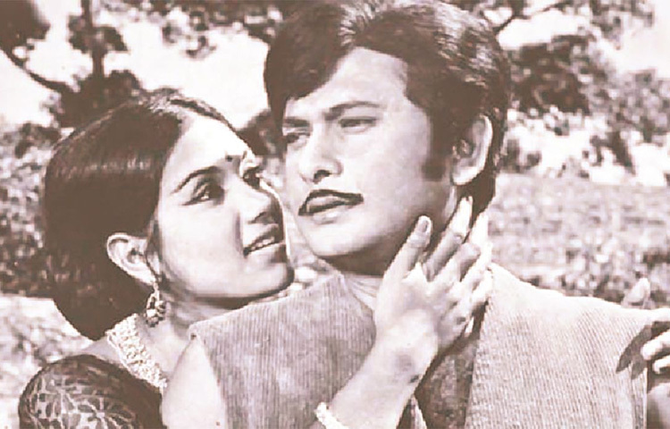 কবরী যুক্ত ছিলেন আওয়ামী লীগের রাজনীতিতেও। ২০০৮ সালে বাংলাদেশ আওয়ামী লীগ থেকে জাতীয় সংসদ সদস্য নির্বাচিত হন। যুক্ত হয়েছেন অসংখ্য নারী অধিকার ও সমাজসেবামূলক সংগঠনের সঙ্গে। ছবি: সংগৃহীত