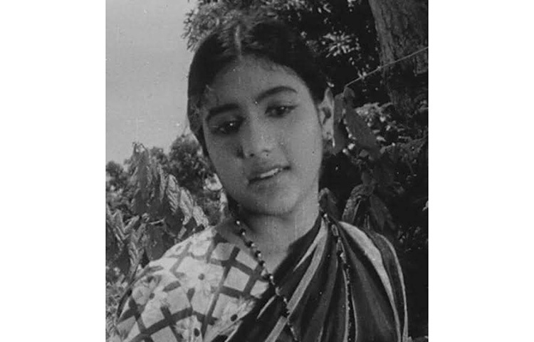 ১৯৬৩ সালে মাত্র ১৩ বছর বয়সে নৃত্যশিল্পী হিসেবে মঞ্চে উঠেছিলেন কবরী। তারপর টেলিভিশন ও সবশেষে আসেন সিনেমায়। ছবি: সংগৃহীত