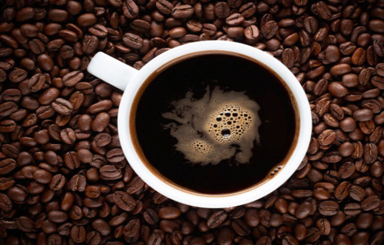 কফি শরীরের এনার্জি বজায় রাখার পাশাপাশি সজাগ থাকতে সাহায্য করে। অনেক সময়ে স্মৃতিশক্তি বৃদ্ধিতেও সাহায্য করে। তবে আমাদের দৈনন্দিন জীবনে এর বিপরীত প্রভাবও রয়েছে। কফিতে উপস্থিত ক্যাফেইন শরীরে একাধিক সমস্যা তৈরি করতে পারে। ছবি: সংগৃহীত