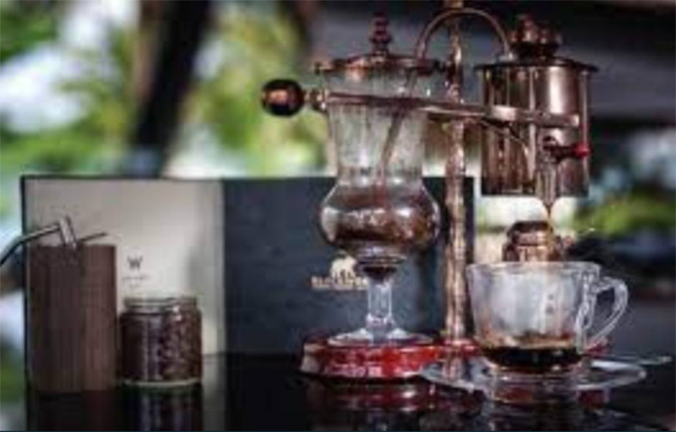 এবার হাতির মল সংগ্রহ করে তা পরিষ্কার করে রোদে শুকোতে দেওয়া হয়। রোদে শুকোনোর পর প্রথমে তার উপরি ভাগ ফেলে দেওয়া হয়। এরপর তা সংগ্রহ করে যন্ত্রের মাধ্যমে আলাদা করা হয়। পরে সেগুলোকে যন্ত্রের মধ্যে শুকনো করে ভাজা হয়। ছবি: সংগৃহীত