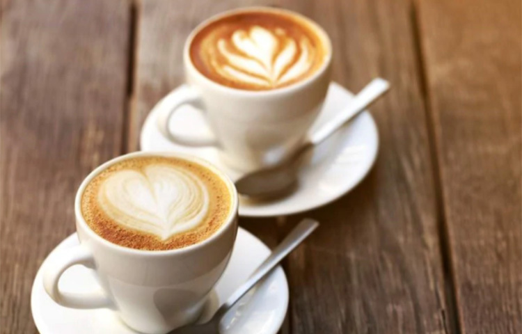 এই বিষয়ে বিস্তারিত আলোচনা করেছেন ভারতের নিউট্রিশনিস্ট প্রীতি ত্যাগী। প্রথমেই জেনে নেয়া যাক কফি পানের সেরা সময় কোনটি? অনেকেরই সকাল সকাল এক কাপ কফি বানিয়ে খাওয়ার অভ্যাস রয়েছে। অনেকের কাছে সকালের রুটিনে কফি অবশ্যই থাকা চাই। কিন্তু তাতে খুব একটা বেশি উপকার পাওয়া যাবে না, এমনই বলছে চিকিৎসাশাস্ত্র। এর পেছনে কারণও রয়েছে যথেষ্ট। ছবি: সংগৃহীত