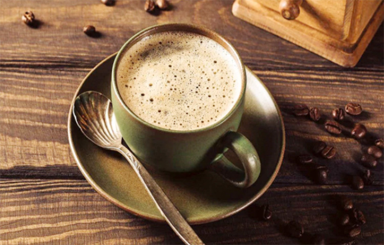 নিউট্রিশনিস্ট প্রীতি ত্যাগীর কথায়, সকাল বেলায় শরীরের গুরুত্বপূর্ণ উপাদান কর্টিসলের মাত্রা সব চেয়ে বেশি থাকে। এই বিশেষ হরমোন শরীরের রোগপ্রতিরোধ ক্ষমতা, সতেজ থাকা, মেটাবলিজমসহ একাধিক প্রক্রিয়াকে নিয়ন্ত্রণ করে। আর এই সময়ে শরীরে ক্যাফেইন গেলে কর্টিসেলের উৎপাদন প্রক্রিয়া ব্যাহত হয়। এর কারণে শরীরে নানা সমস্যা দেখা দিতে পারে। ছবি: সংগৃহীত