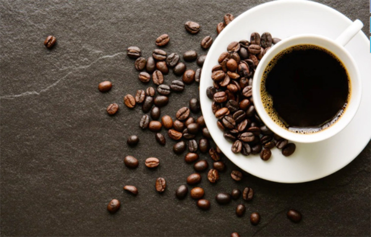 এক্ষেত্রে বেলা বাড়ার সঙ্গে সঙ্গে অর্থাৎ সকাল দশটার পর থেকে কমতে থাকে কর্টিসেলের মাত্রা। তাই এরপর থেকে বা দিনের মাঝামাঝি যে কোনো সময় কফি পান করার জন্য আদর্শ। আরও একটি বিষয় মাথায় রাখতে হবে। সকালের প্রথম খাবার হিসেবে অর্থাৎ খালি পেটে কফি পান করার অভ্যাস এড়িয়ে যাওয়াই ভালো। ছবি: সংগৃহীত