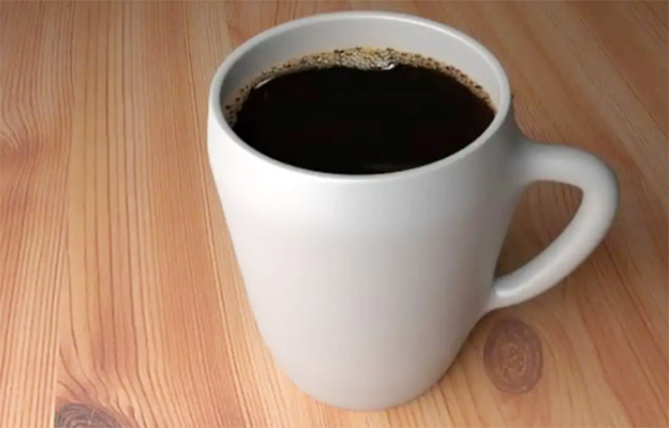 কফির পরিমাণ নিয়ে একটু সচেতন হতে হবে। প্রতিবার কফি কাপে যেন অতিরিক্ত কফি না থাকে, সেই বিষয়টির প্রতি খেয়াল রাখতে হবে। এক্ষেত্রে পরিমাণ মতো বা তার থেকে একটু কম কফি হলে ক্ষতি নেই। কারণ কফি পানের ৩০ মিনিট থেকে এক ঘণ্টার মধ্যেই রক্তপ্রবাহের সঙ্গে মিশতে শুরু করে ক্যাফেইন এবং কয়েক ঘণ্টা পর্যন্ত শরীরে তা সক্রিয় থাকে। তাই ঘন ঘন অতিরিক্ত কফি খাওয়ার বিষয়ে সচেতন হতে হবে। ছবি: সংগৃহীত