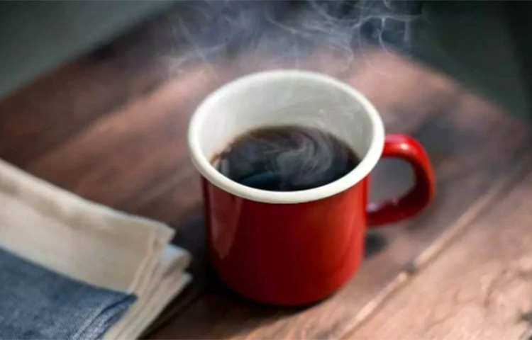 তবে, দিনের শেষ কফিটা বেশি দেরি করে পান করা যাবে না। কারণ কফিতে উপস্থিত ক্যাফেইন ঘুমের ব্যাঘাত ঘটাতে পারে। ব্যক্তিবিশেষে এই সমস্যা আবার অন্যরকম হতে পারে। এক্ষেত্রে রাতে পর্যাপ্ত ঘুমের দিকে নজর রেখে কফি পানের অভ্যাস করতে হবে। বেশি রাত করে কফি না খেলেই ভালো। কারণ শরীর ও মাথা দুই সুস্থ রাখতে, পর্যাপ্ত ঘুম অত্যন্ত জরুরি। ছবি: সংগৃহীত