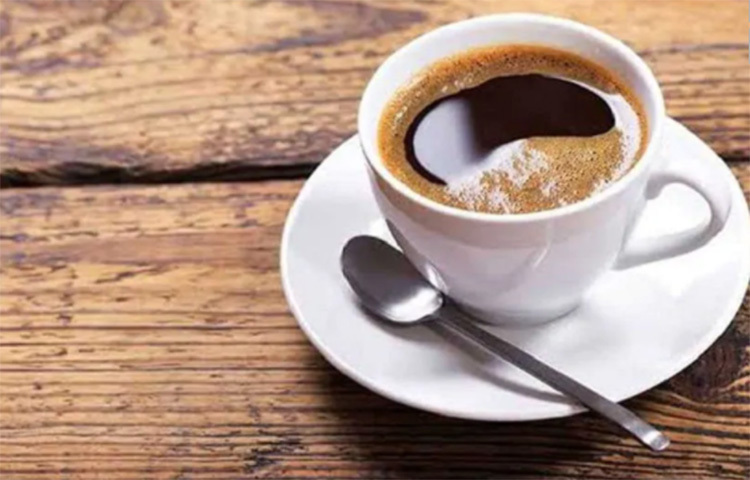 তাই ধীরে ধীরে কফির চুমুকে জমে উঠুক দিন। তবে কোনো কিছুই অতিরিক্ত ভালো না। সে দিকে সব সময় খেয়াল রাখতে হবে। সব থেকে বড় বিষয়টি হল, বেশি চিনি দিয়ে কফি পান করার অভ্যাস দূর করতে হবে! ছবি: সংগৃহীত