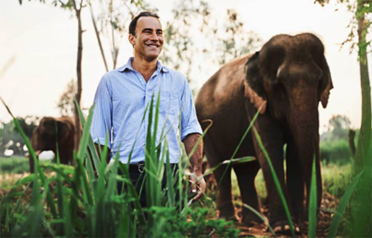 ২০০২ সালে ব্লেক ডানকিন জাপানের এক সংস্থায় মোটা বেতনের চাকরি করছেন। সে সময়ই বেøকের কানে এসেছিল, থাইল্যান্ডের কোপি লুয়াক কফির জন্য কফিপ্রেমীরা ৫০ ডলার পর্যন্ত খরচ করছেন। কেনো এত দাম সে কফির তা নিয়ে এখন আলোচনা হচ্ছে এখন। গন্ধগোকুলের মল থেকে নাকি সে কফি বিনস তৈরি করা হয়। সঙ্গে সঙ্গে বেøকের মাথায় ব্যবসার আইডিয়া খেলে গিয়েছিল। ছবি: সংগৃহীত