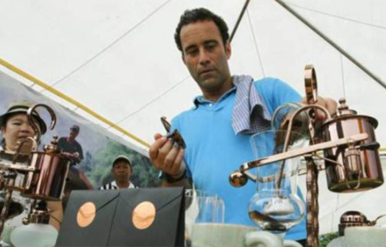 চাকরি ছেড়ে ব্লাক আইভরি কফি নামে সংস্থা খুলে ফেলেন ব্লেক। কফির বিন তৈরি করা হত হাতির মল থেকে। যদিও গোড়ায় গন্ধগোকুলের মলও ব্যবহারের কথা ভেবেছিলেন তিনি। তবে সেসময় কোপি লুয়াক কফির জন্য গন্ধগোকুলকে জোর করে খাওয়ানোর অভিযোগ ওঠে ওই সংস্থার বিরুদ্ধে। ফলে বিকল্প হিসেবে হাতির মল ব্যবহারের সিদ্ধান্ত নেন ব্লেক। ছবি: সংগৃহীত