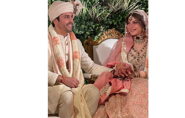 এনআরআই ব্যবসায়ী গৌতম হাথিরামানির সঙ্গে সাত পাকে বাঁধা পলেন বেবি ডল খ্যাত গায়িকা। ছবি: সংগৃহীত