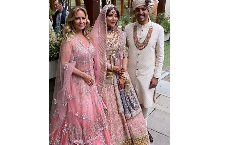 পিচ রঙের লেহেঙ্গায় একেবারে সাবেকি কনের মতো সেজেছিলেন কণিকা। সঙ্গে পরেছিলেন গলায় চোকার, মাথায় টিকলি ও হাতে চুড়ি। ছবি: সংগৃহীত