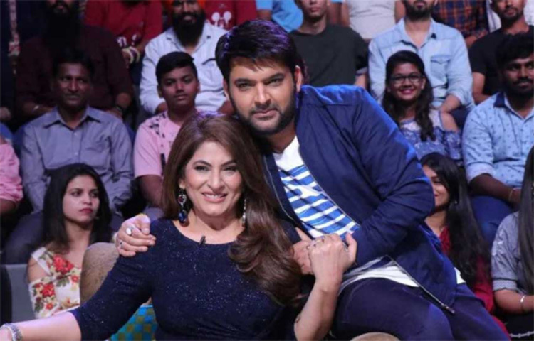 করণ জোহরের ফিল্ম ‘কুছ কুছ হোতা হ্যায়’-তে শাহরুখ খান, কাজল এবং রানি মুখার্জির পাশাপাশি মিস ব্রেগাঞ্জাকেও মনে রেখেছেন অনেকে। তা সেই মিস ব্রেগাঞ্জা থুড়ি অর্চনা যে এত ভালো কমেডি করেন, তা জানা গেল ‘কমেডি সার্কাস’-এর মতো শোয়ে। তারপর থেকে কপিলের শোয়ে সিধুকে হঠিয়ে জেঁকে বসেন অর্চনা। প্রতি পর্বে তাকে দিতে হয় ১০ লাখ রুপি। ছবি: সংগৃহীত