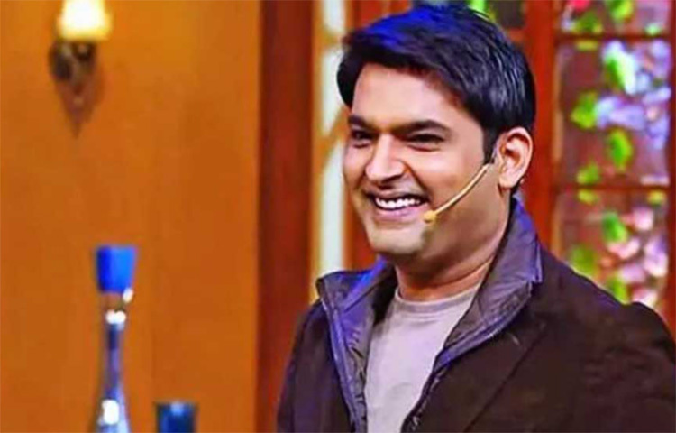 নিজের শোয়ে মধ্যমণি যে তিনি, তা বারবার প্রমাণ করেছেন কপিল শর্মা। অমৃতসর থেকে উঠে আসা অজানা কপিলের কাহিনি নেটফ্লিক্সে দেখা যাবে ‘কপিল শর্মা: আই অ্যাম নট ডান ইয়েট’-তে। তবে সে স্ট্যান্ড-আপ কমেডি শোয়ের আগেই নিজের পকেট ভারী করেছেন কপিল। নিজের শো থেকে তার আয় পর্ব প্রতি ৫০ লাখ রুপি। ছবি: সংগৃহীত