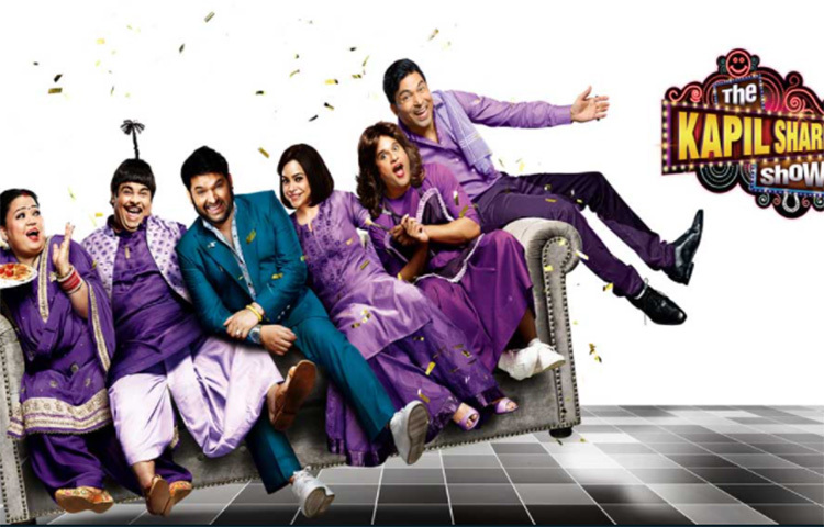 শান্তিবনের বাসিন্দাদের কাণ্ডকারখানা দেখতে তিন মৌসুম ধরে সোনি টিভির পর্দায় চোখ রেখেছেন দর্শক। তাতেই তো রমরমিয়ে চলছে ‘দ্য কপিল শর্মা শো’। সেই ২০১৬ সাল থেকে! এখন পর্যন্ত যার ৩৪৯টি পর্ব দেখে ফেলেছেন দর্শকরা। ছবি: সংগৃহীত