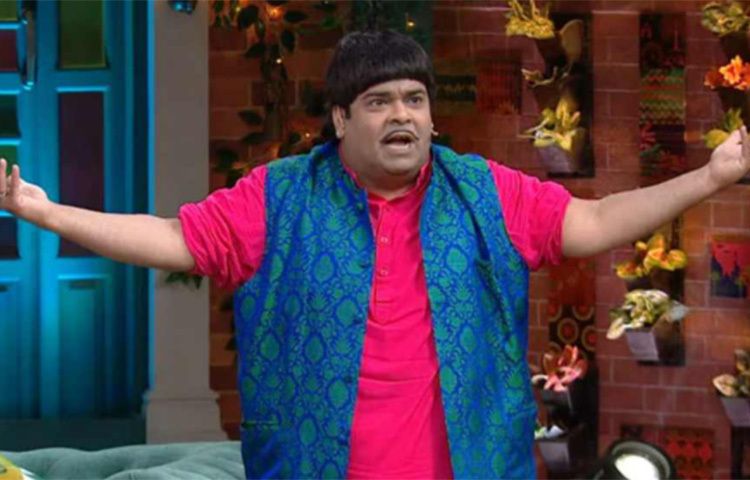 এই কিকু সারদার কথাই ধরুন না। কখনো হাসপাতালের নার্স। কখনো বা ইনস্পেক্টর দামোদর ঈশ্বরলাল গায়তোণ্ডে। আবার কোনো সময় উকিল দামোদর জেঠমলানি। কপিল শর্মার শোয়ের পর্ব ঘুরলেই কিকুর চরিত্রও বদলে যায়। এরই ফাঁকে সানি দেওলের মতো হুঙ্কারও দেন তিনি। শোয়ে আসা অতিথিদের সঙ্গে খুনসুটি করেন। তা এত সব করতে পর্ব পিছু কিকু নাকি নেন পাঁচ থেকে সাত লাখ রুপি। ছবি: সংগৃহীত