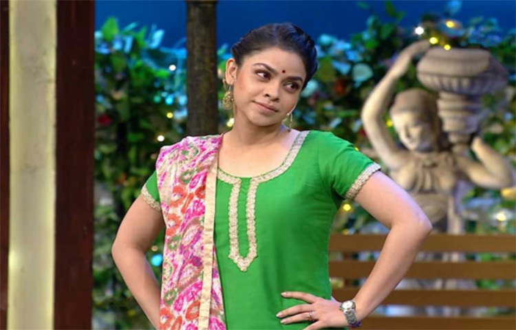 সেই প্রথম মৌসুমে সরলা গুলাটির ভূমিকায় দেখা গিয়েছিল সুমনা চক্রবর্তীকে। তারপর থেকে হোটেল চিল প্যালেসের মালিক হয়ে যান সুমনা। তবে এবার কপিল শর্মায় তার নাম ভুরি। চলতি মাসের শুরুতে করোনায় আক্রান্ত হওয়ায় তিনি বাড়িতে নিভৃতবাসে রয়েছেন। তবে তার আগে শোয়ে কাজ করার জন্য একটি পর্ব থেকে নাকি আয় করতেন ৬-৭ লাখ রুপি। ছবি: সংগৃহীত